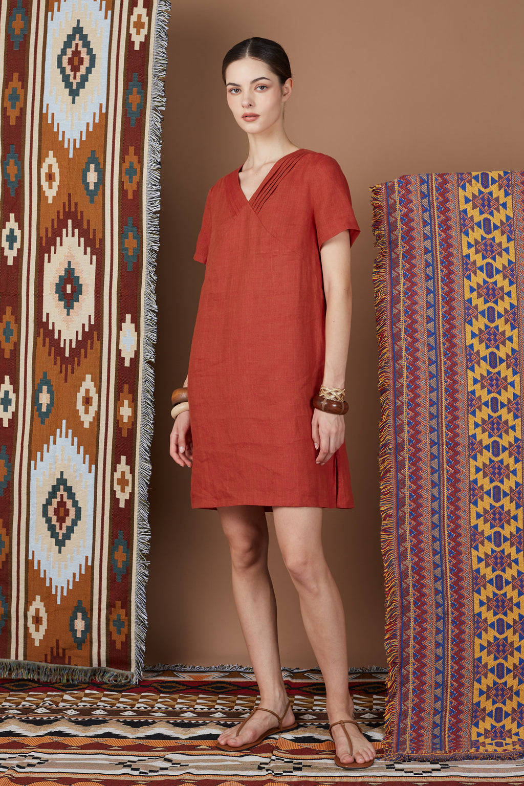 JOURDUS PLEATED V NECK DRESS