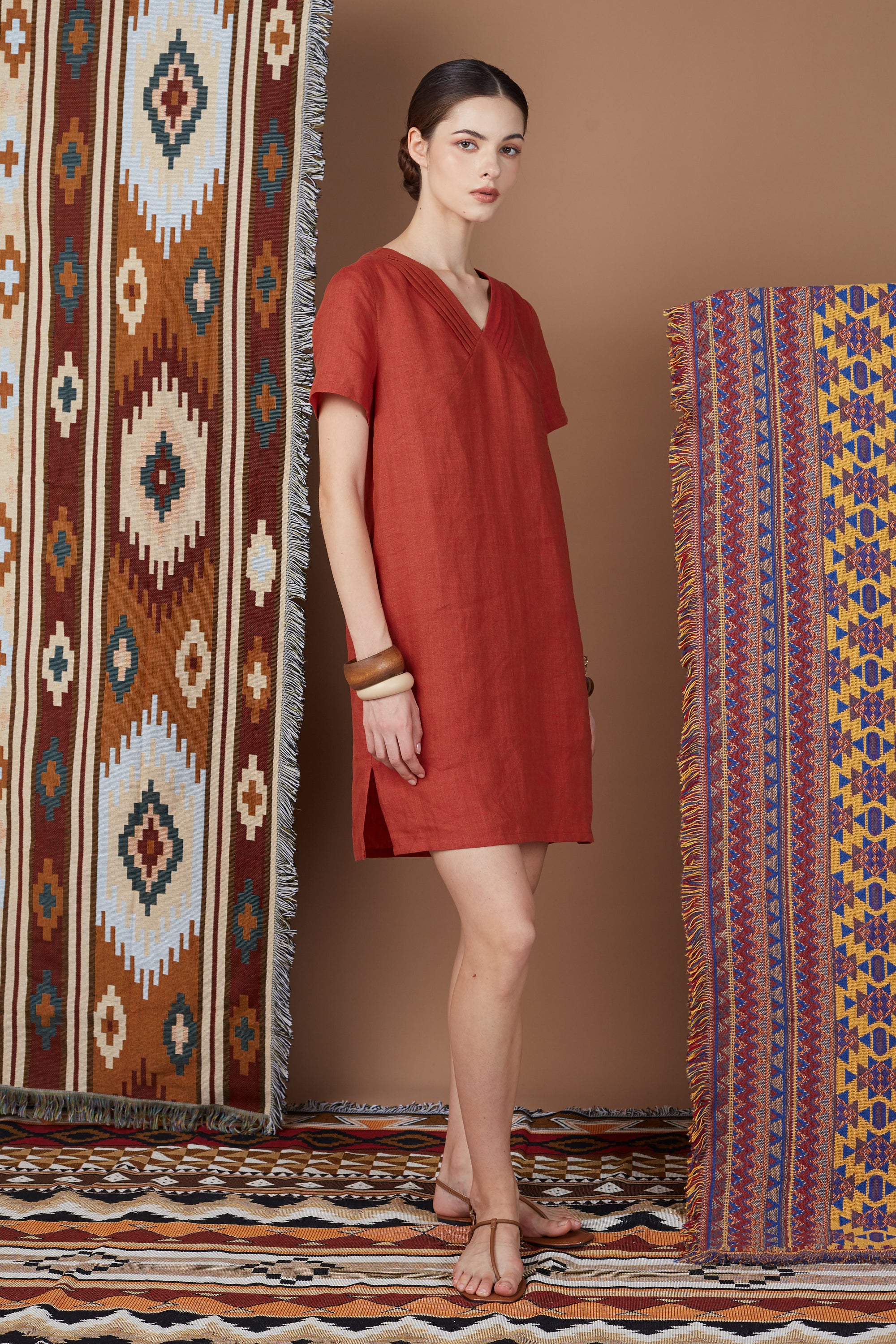 JOURDUS PLEATED V NECK DRESS