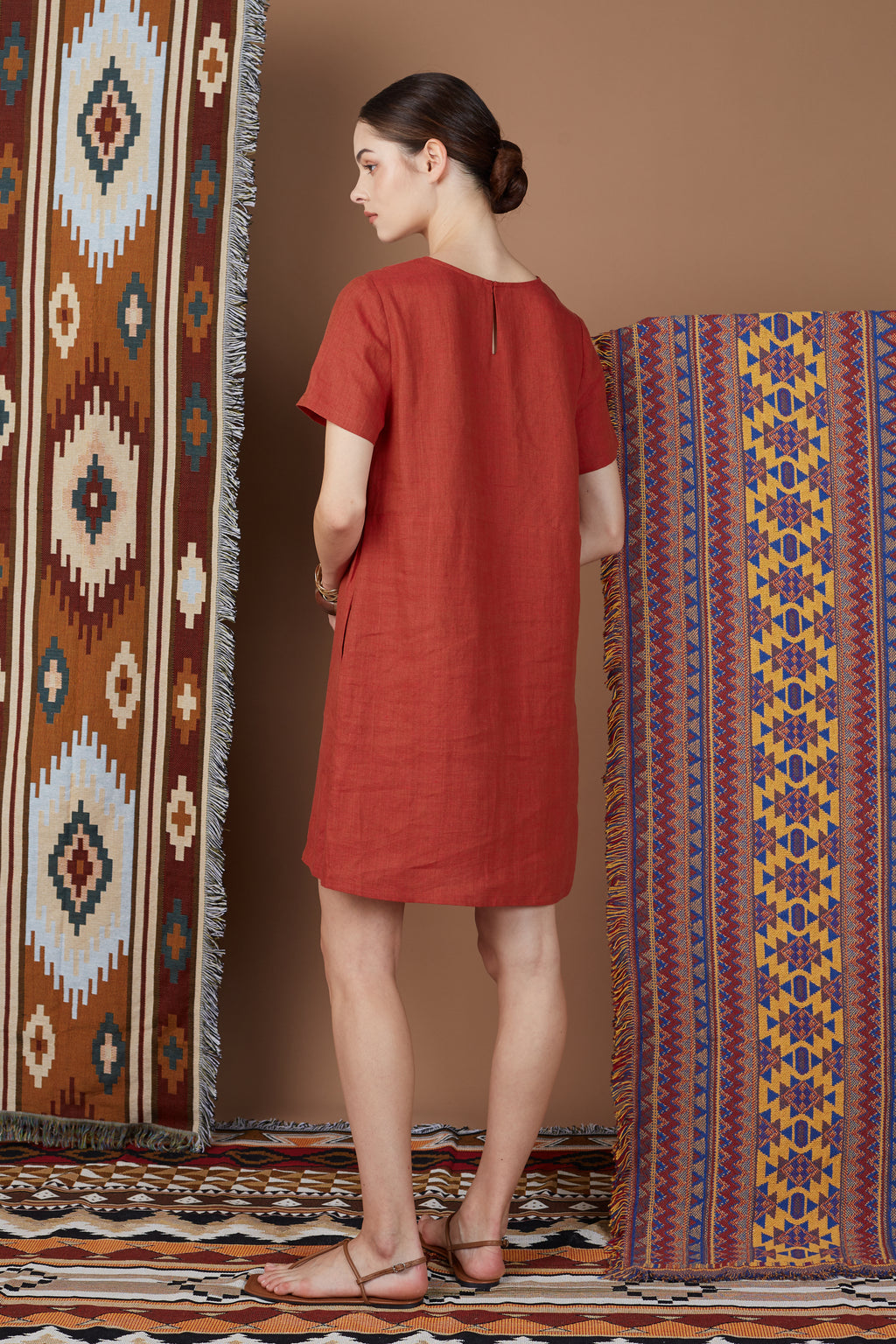 JOURDUS PLEATED V NECK DRESS