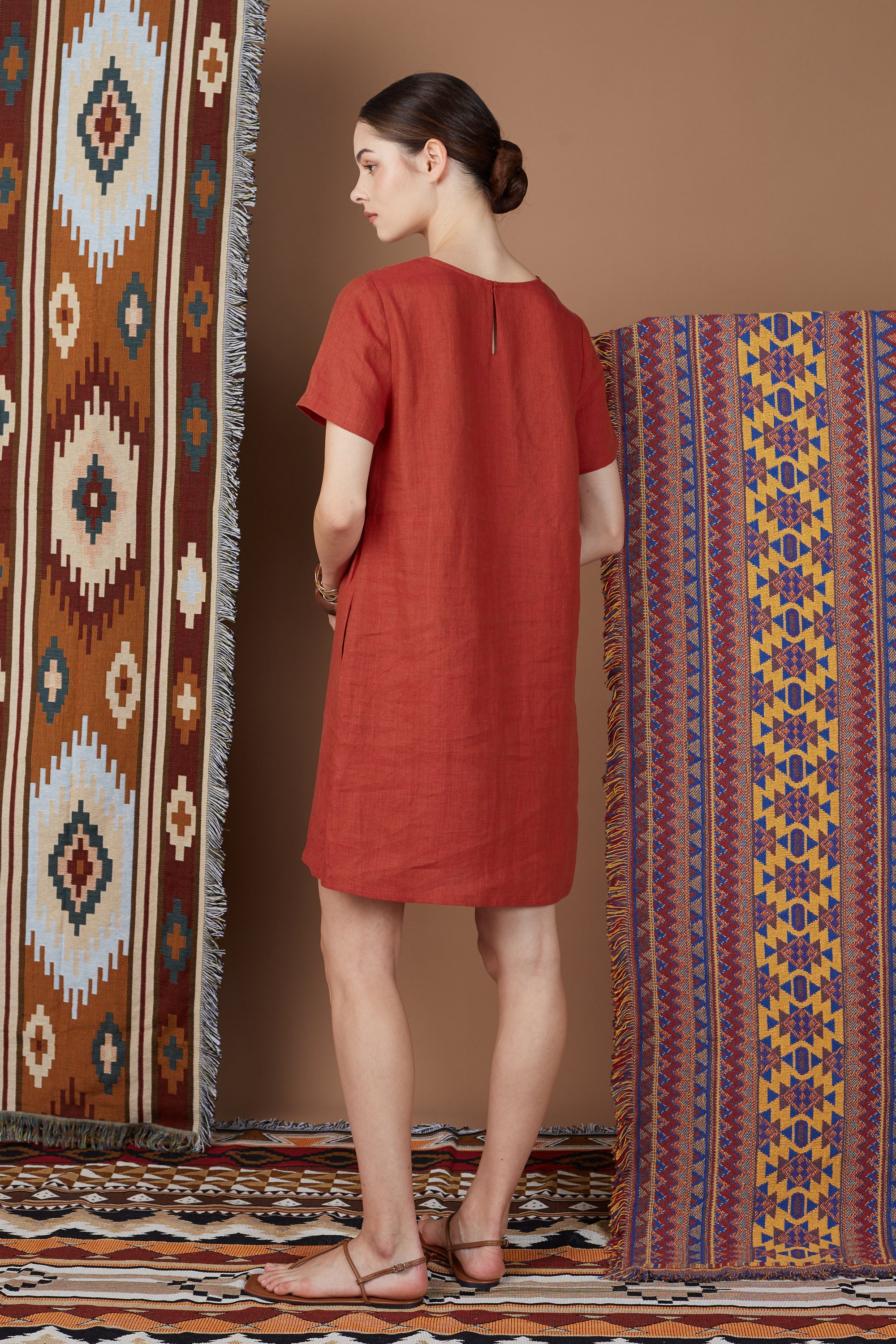 JOURDUS PLEATED V NECK DRESS