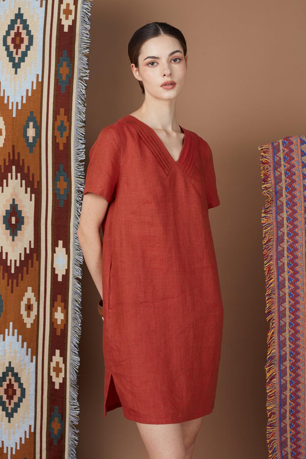 JOURDUS PLEATED V NECK DRESS