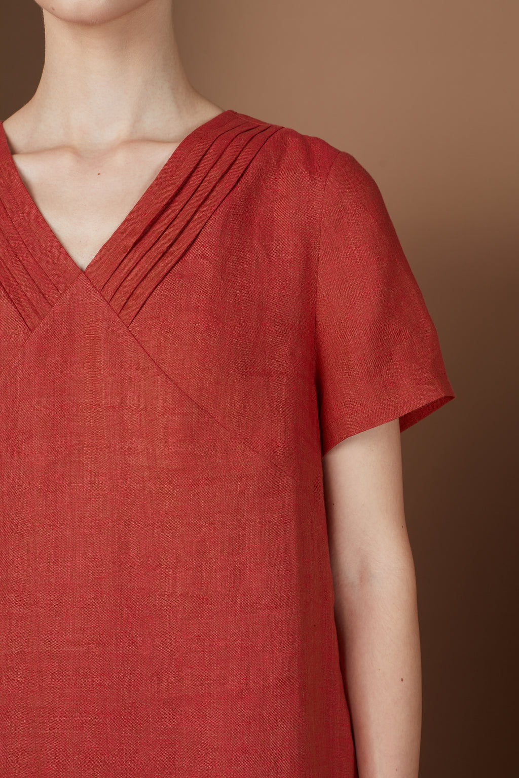 JOURDUS PLEATED V NECK DRESS