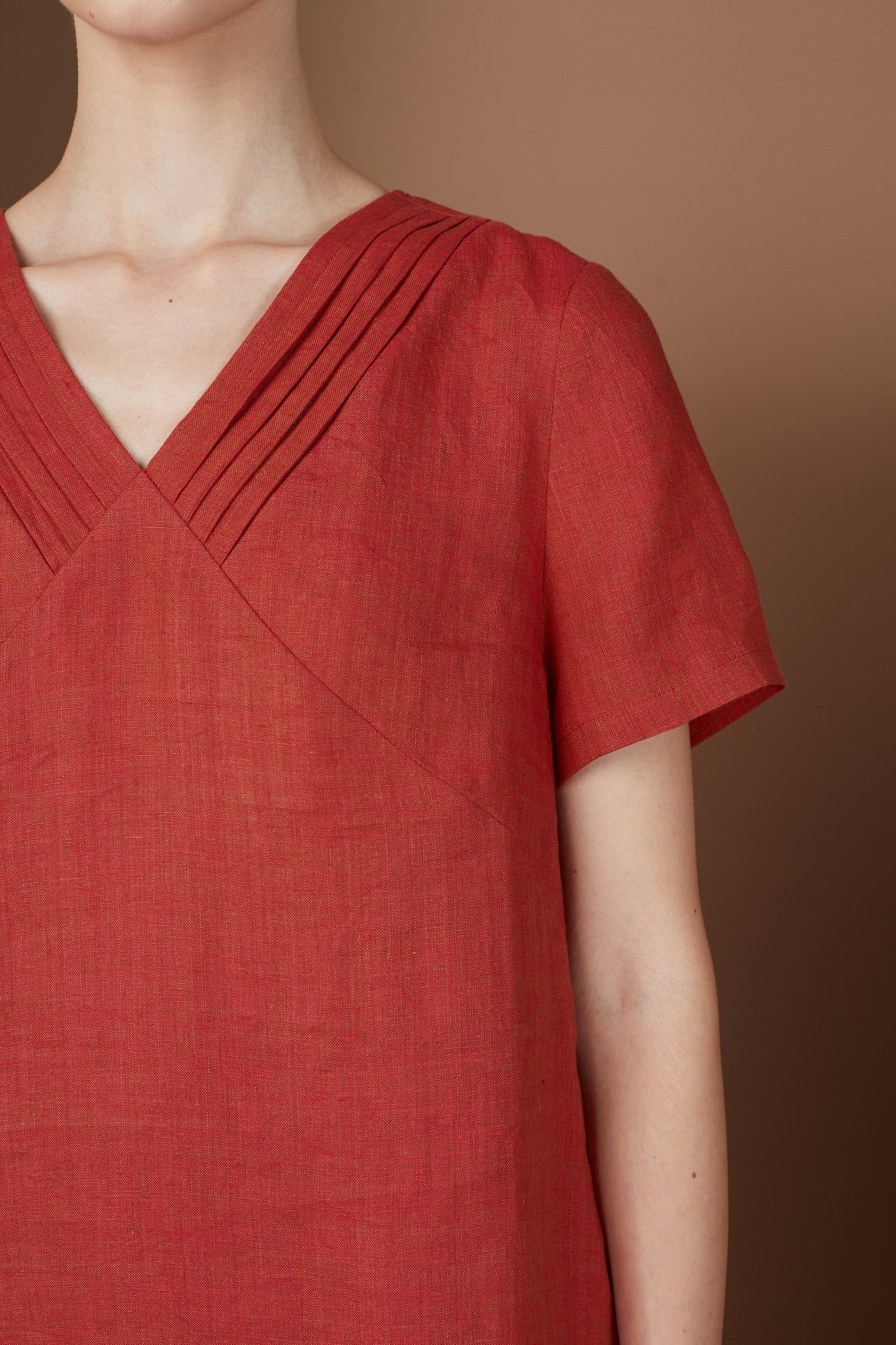 JOURDUS PLEATED V NECK DRESS