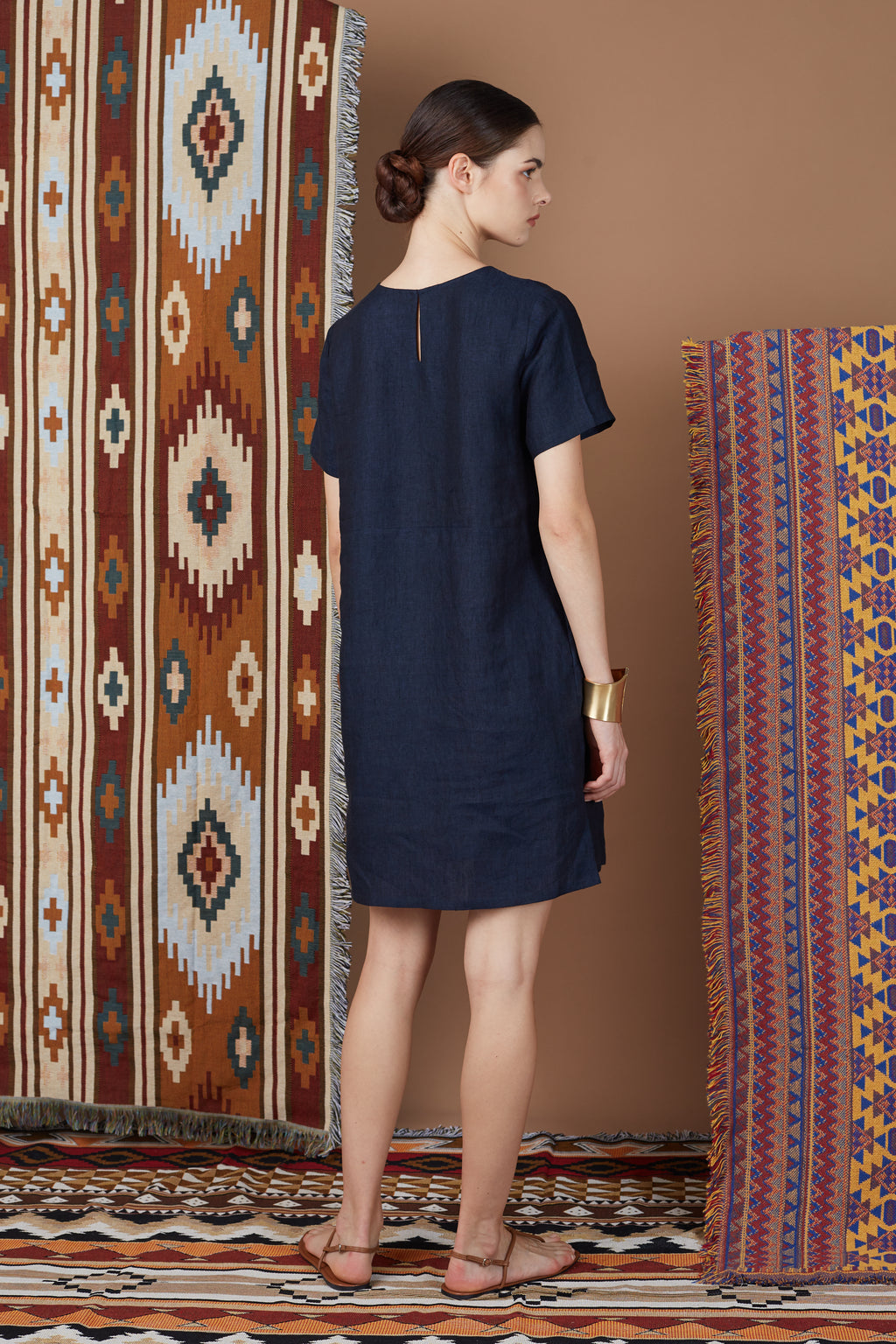 JOURDUS PLEATED V NECK DRESS