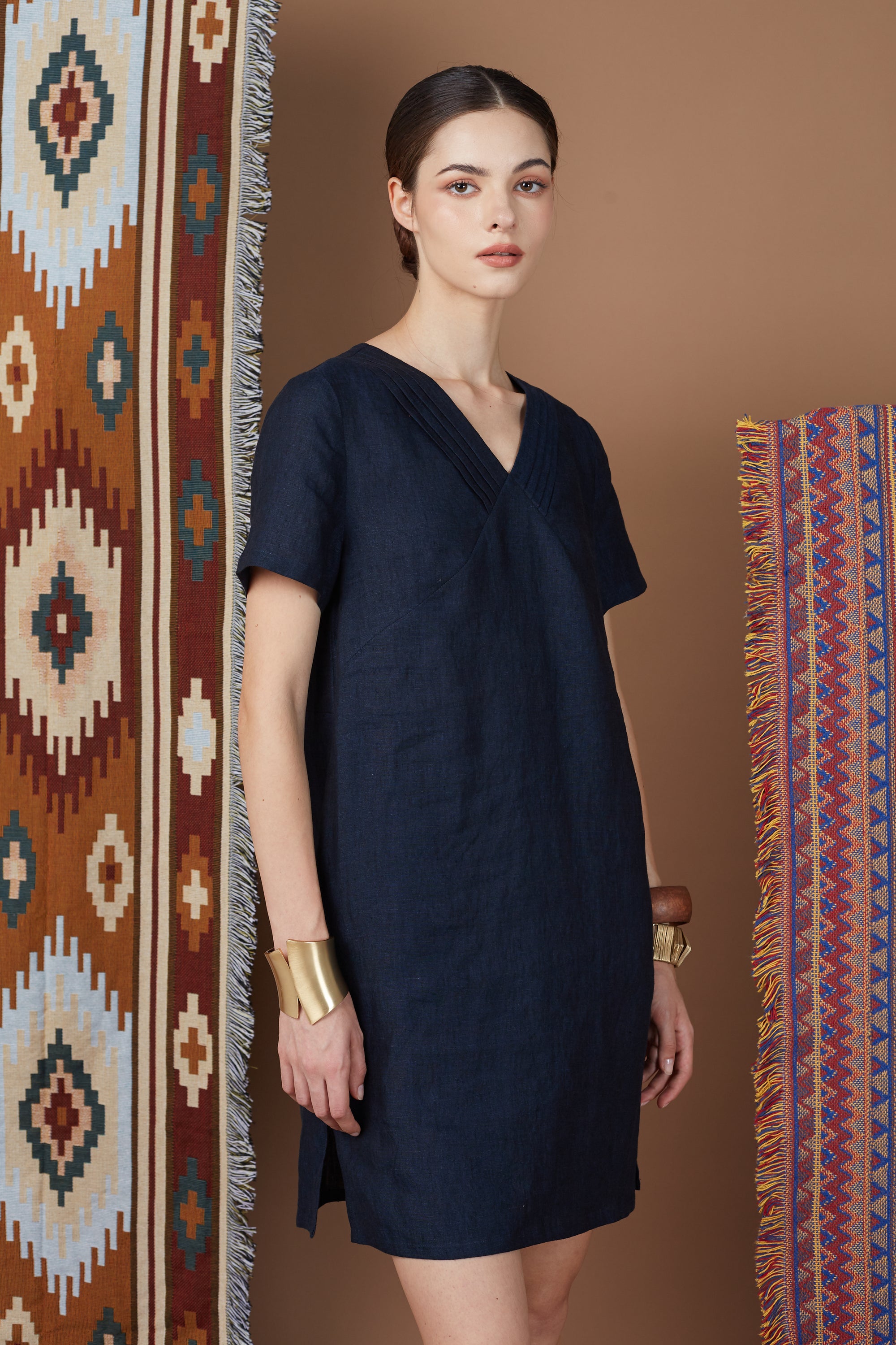 JOURDUS PLEATED V NECK DRESS