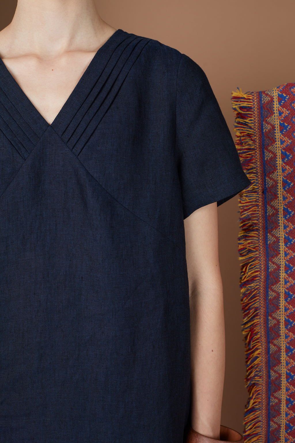 JOURDUS PLEATED V NECK DRESS