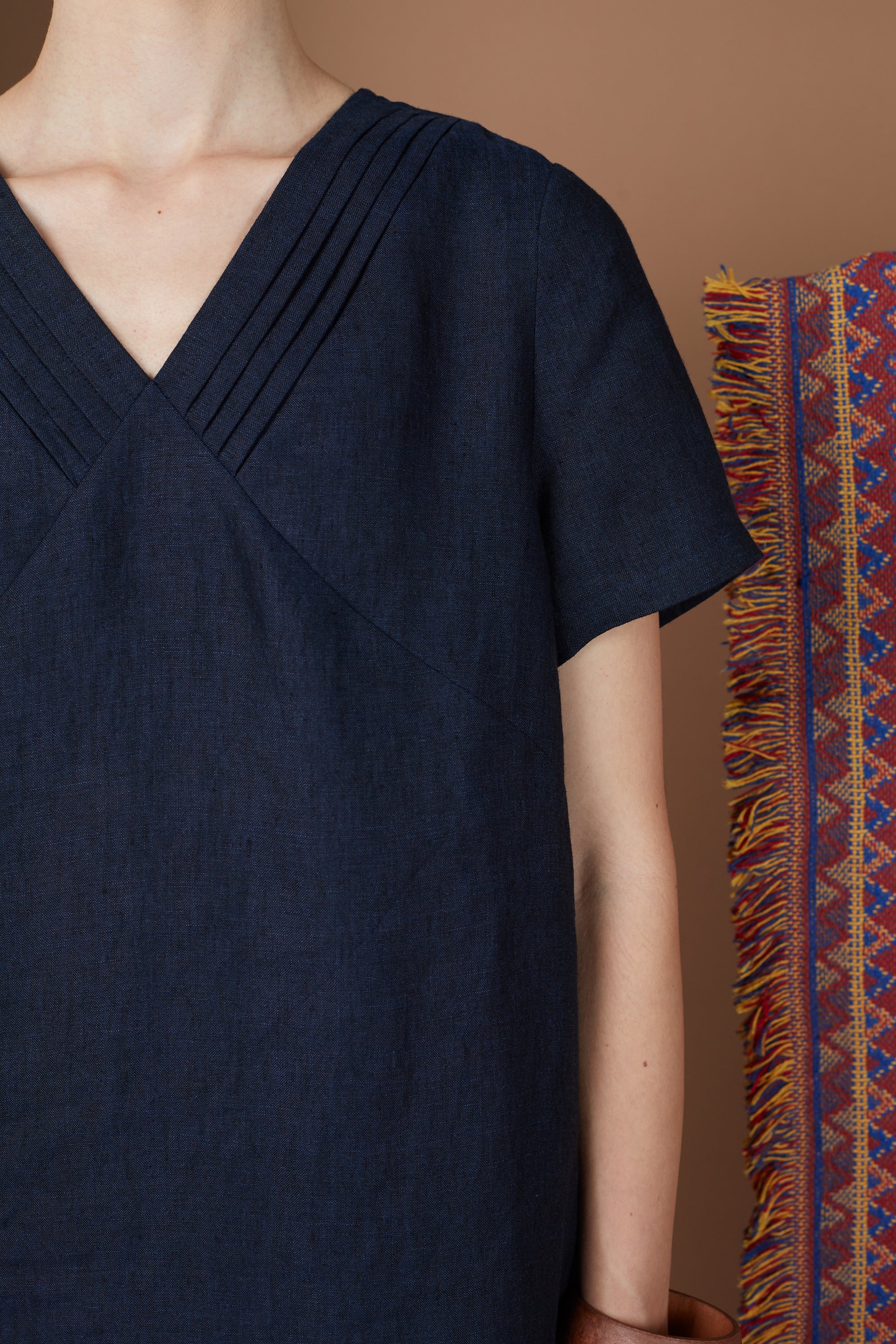 JOURDUS PLEATED V NECK DRESS