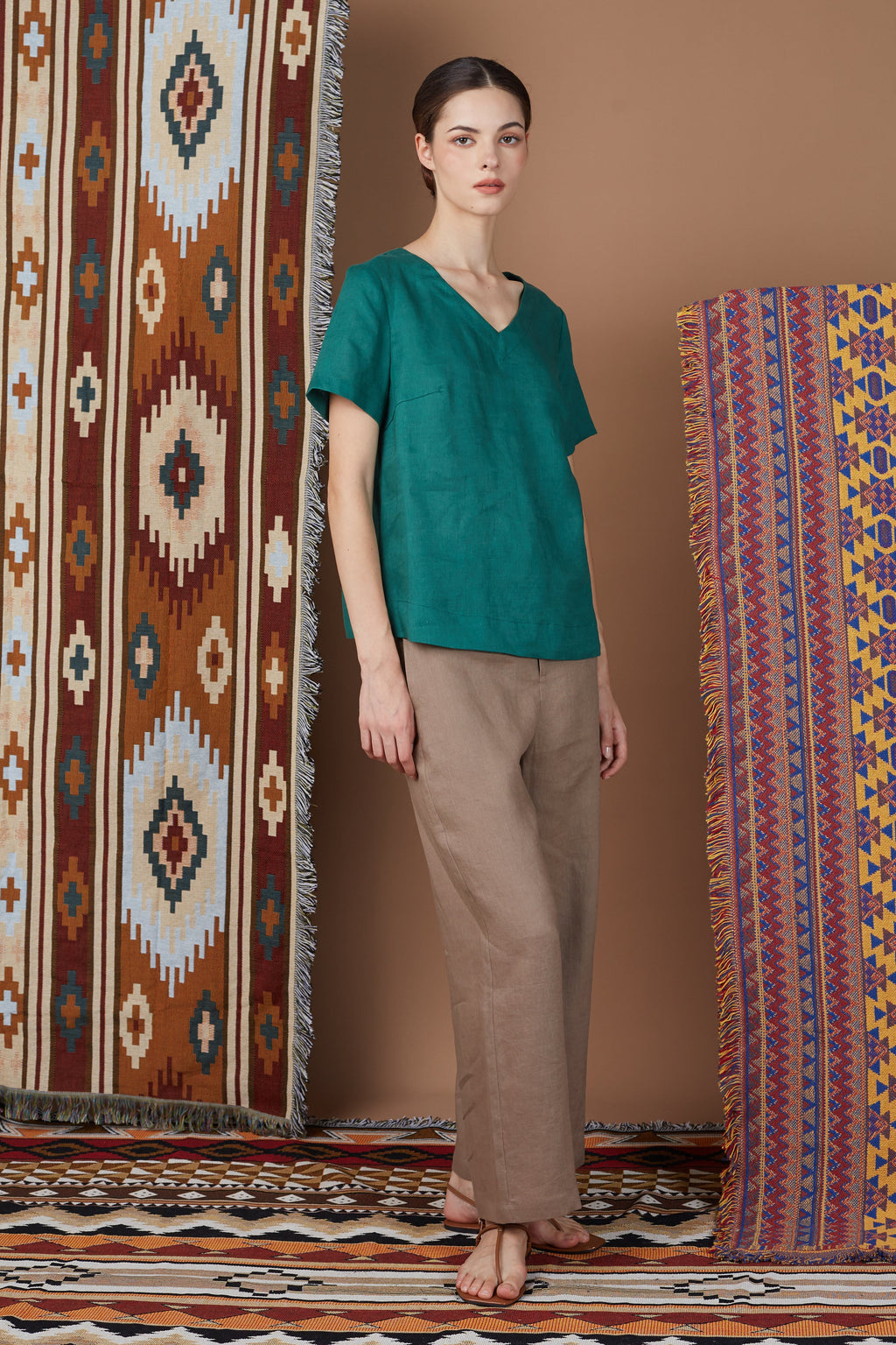 DOA ESSENTIAL V NECK BLOUSE