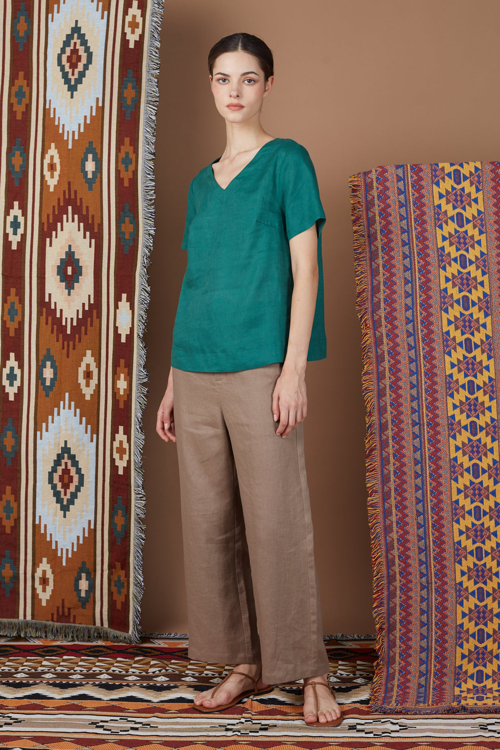 DOA ESSENTIAL V NECK BLOUSE