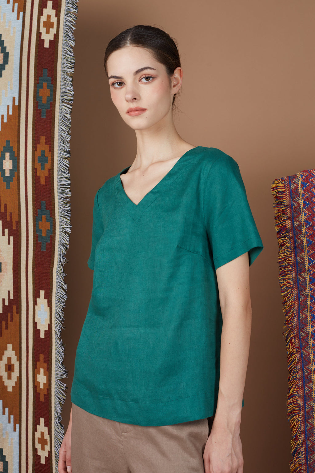 DOA ESSENTIAL V NECK BLOUSE