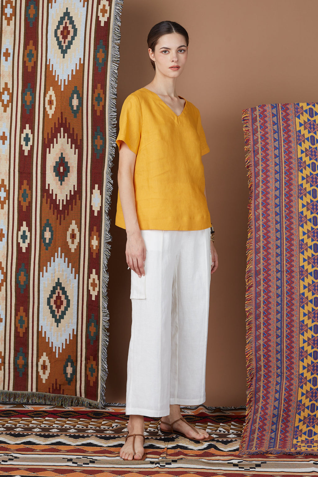 DOA ESSENTIAL V NECK BLOUSE