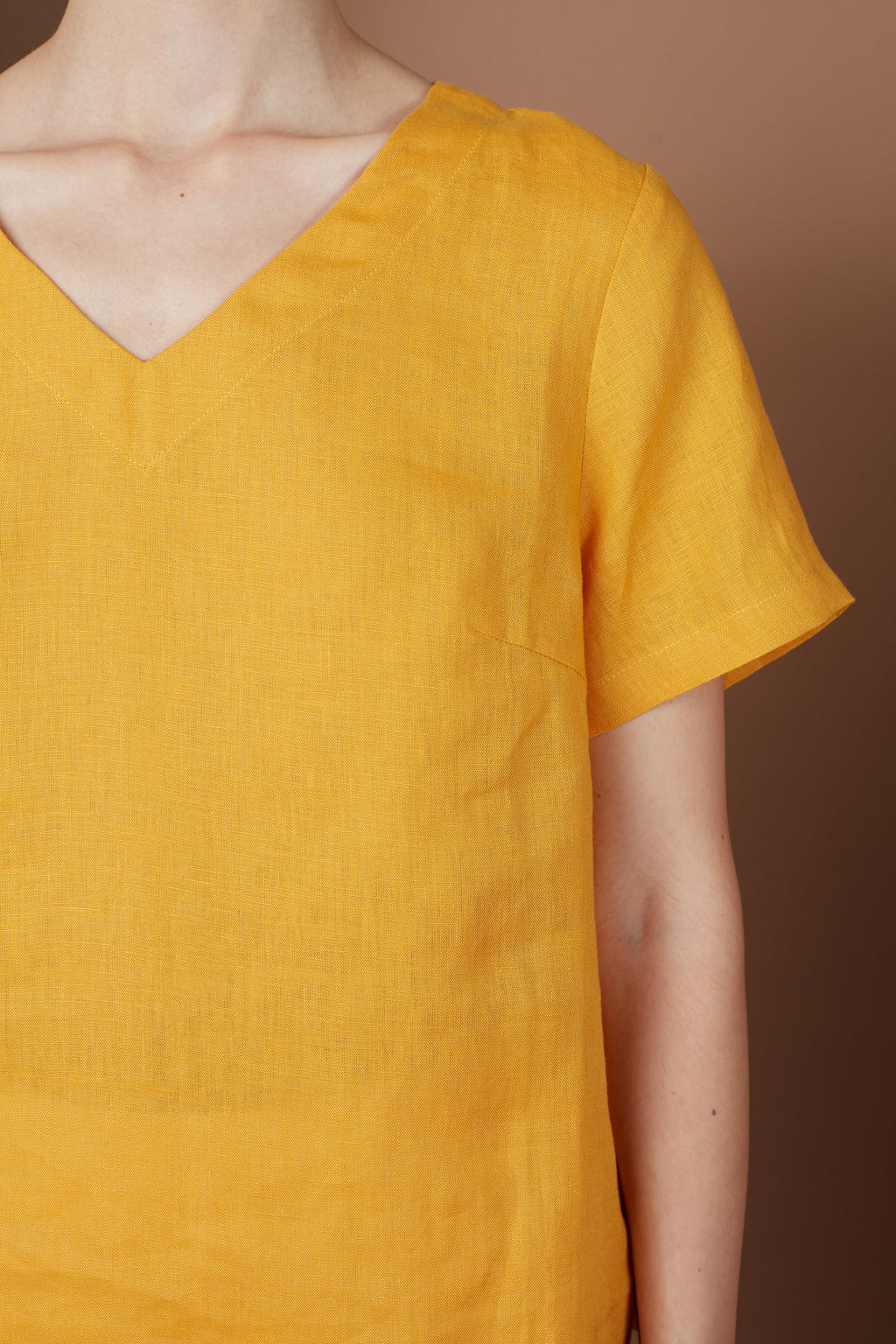 DOA ESSENTIAL V NECK BLOUSE