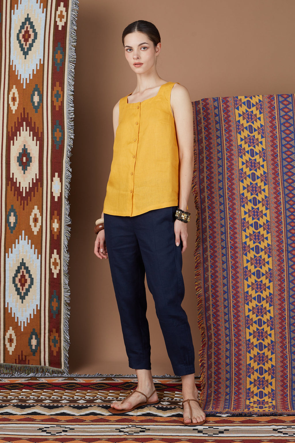 DOA SQUARE NECK BUTTON TOP
