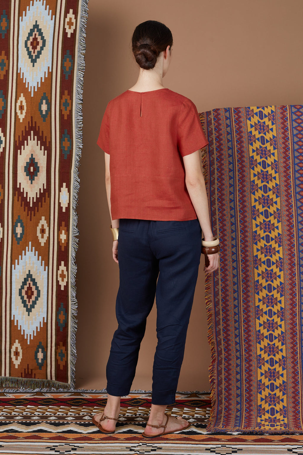 JOURDUS PLEATED V NECK TOP