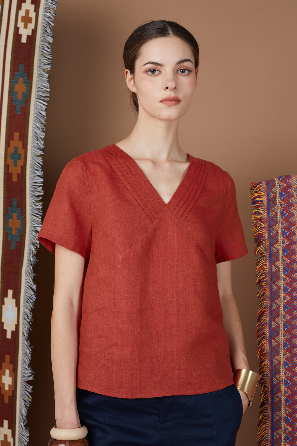 JOURDUS PLEATED V NECK TOP