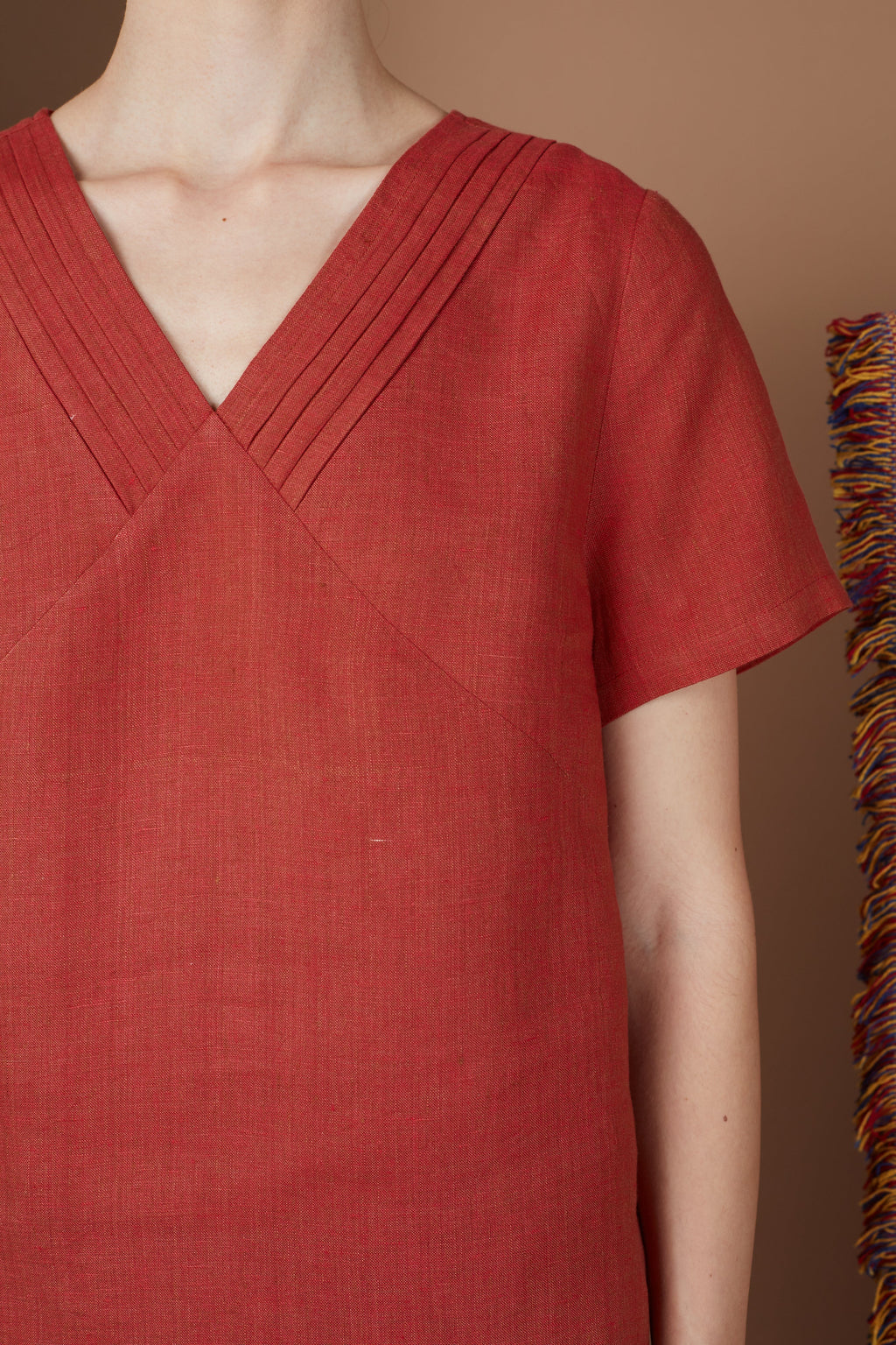 JOURDUS PLEATED V NECK TOP