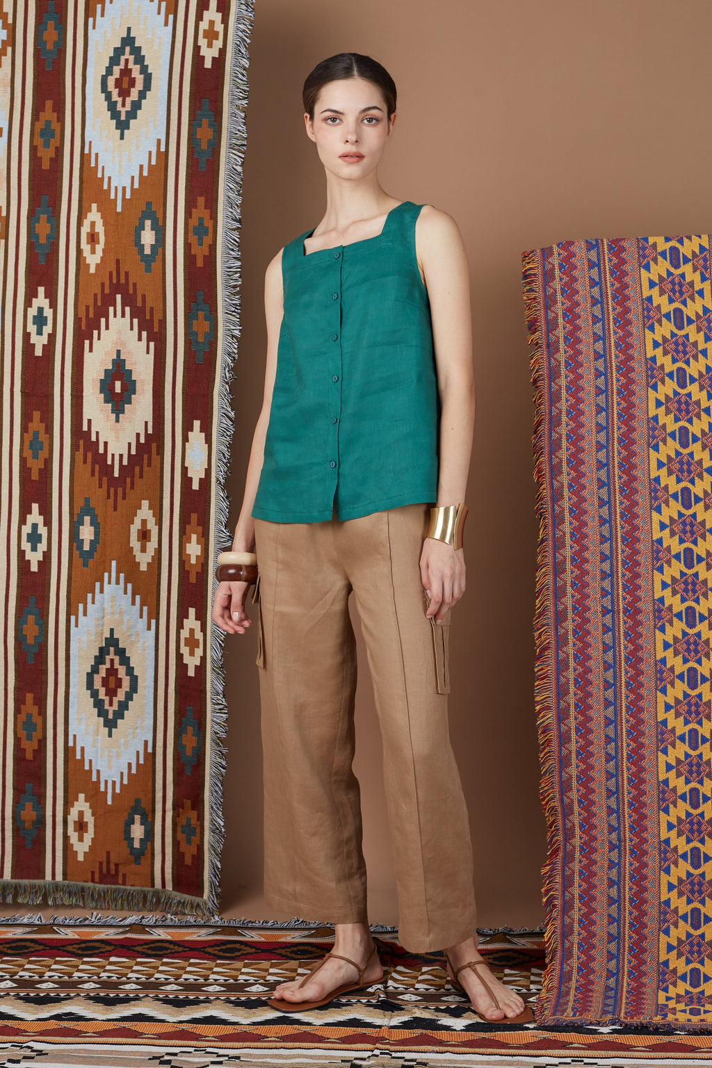 DOA SQUARE NECK BUTTON TOP