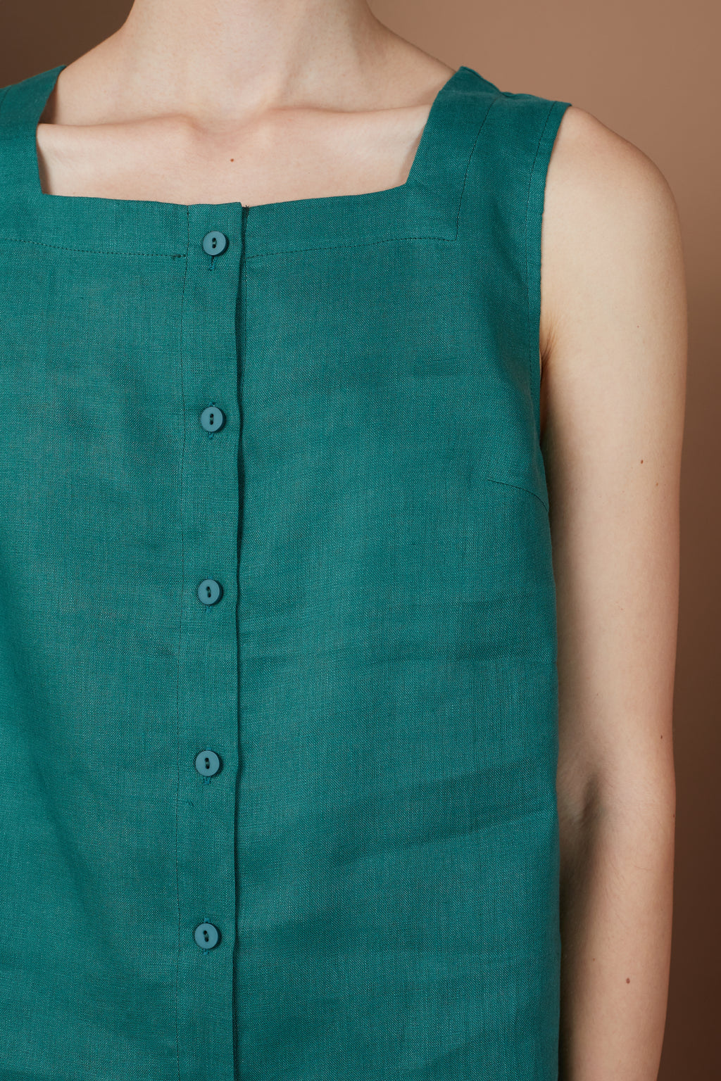 DOA SQUARE NECK BUTTON TOP